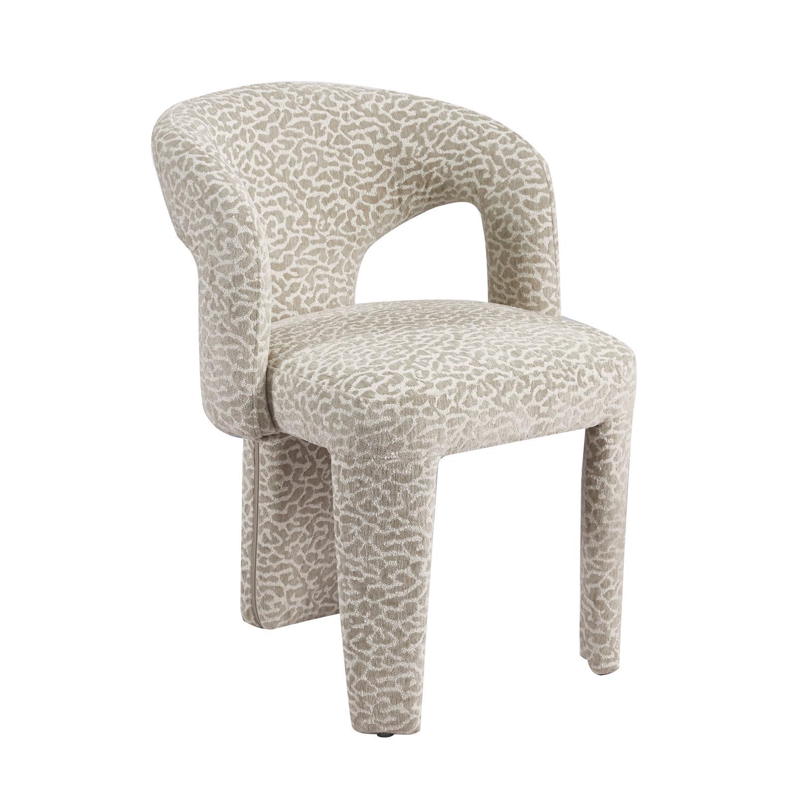 Liana – Gestoffeerde designstoel met leopard motief en sculpturale vormen